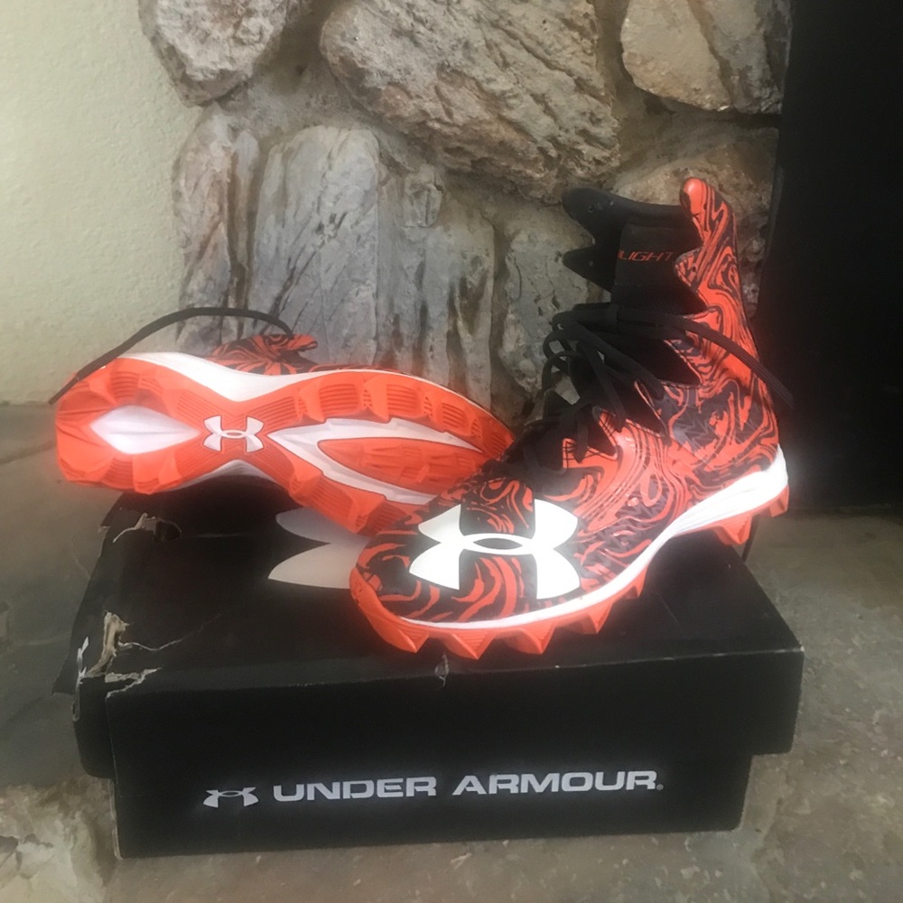 Youth football cleats